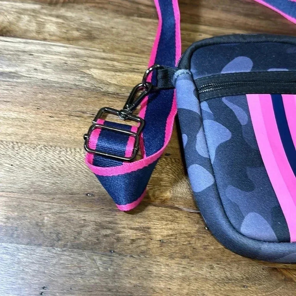 parker & hyde pink camo cell phone bag crossbody purse - Picture 3 of 8